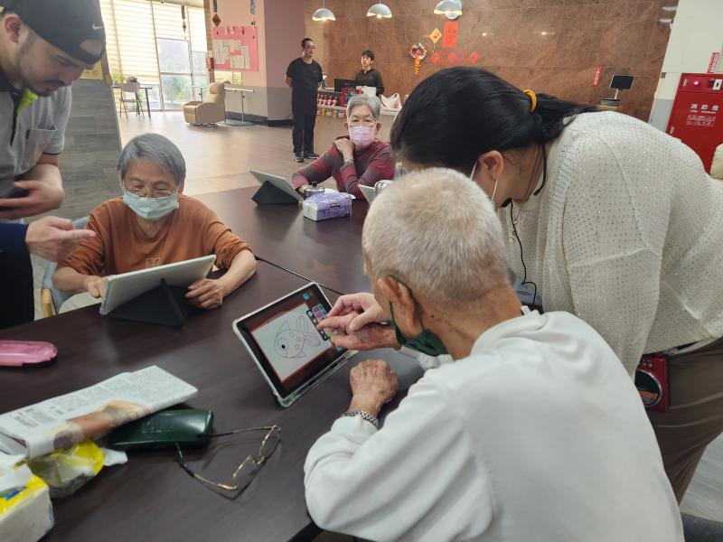 讓學員在平板畫畫