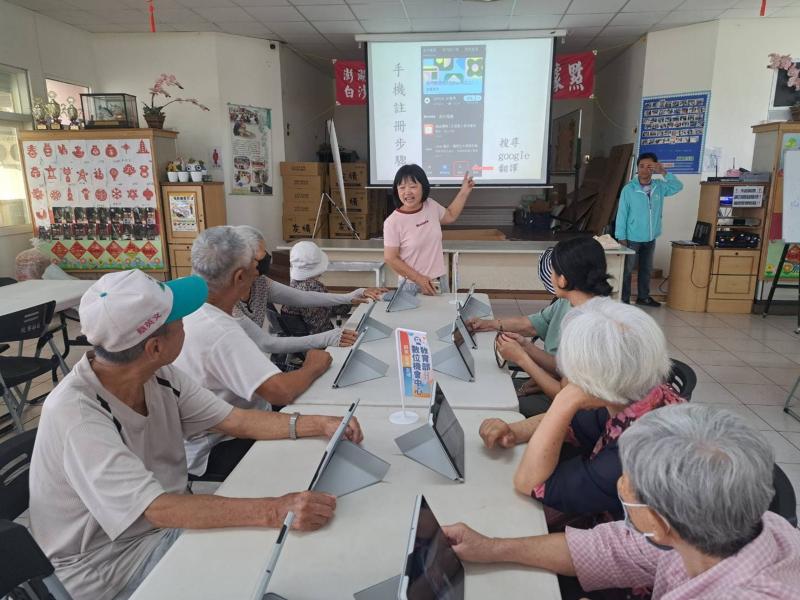 用手機探索世界智慧鏡頭 (應用篇)-學員課程中認真學習