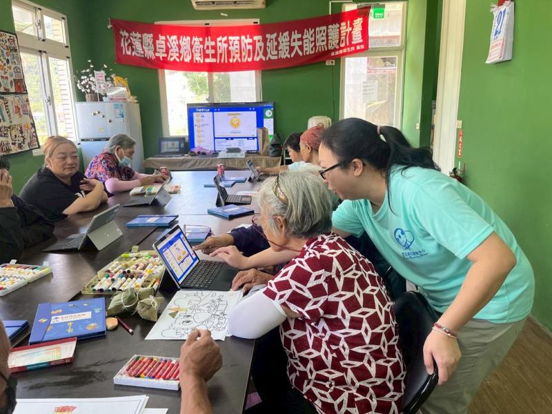 指導長者使用數位工具，提升他們的生活便利與社會參與感。