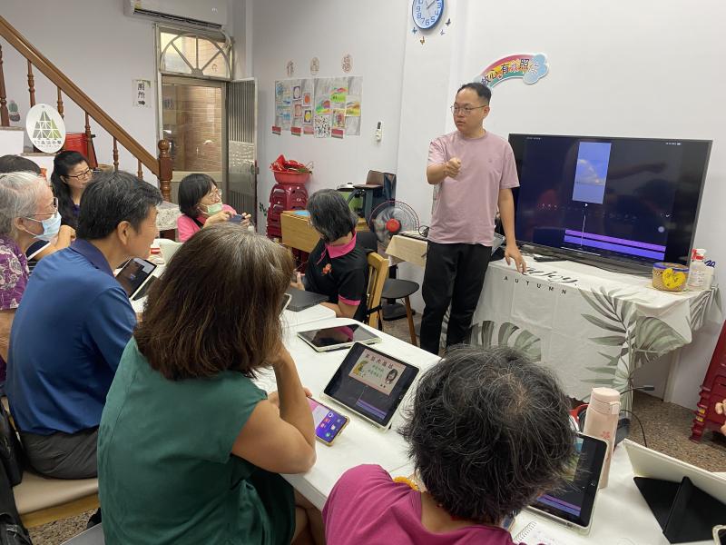 老師講解如何使用軟體編輯並將自己的封面加入