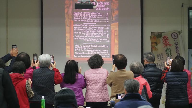 學員站在投影目前使用手機掃描畫面