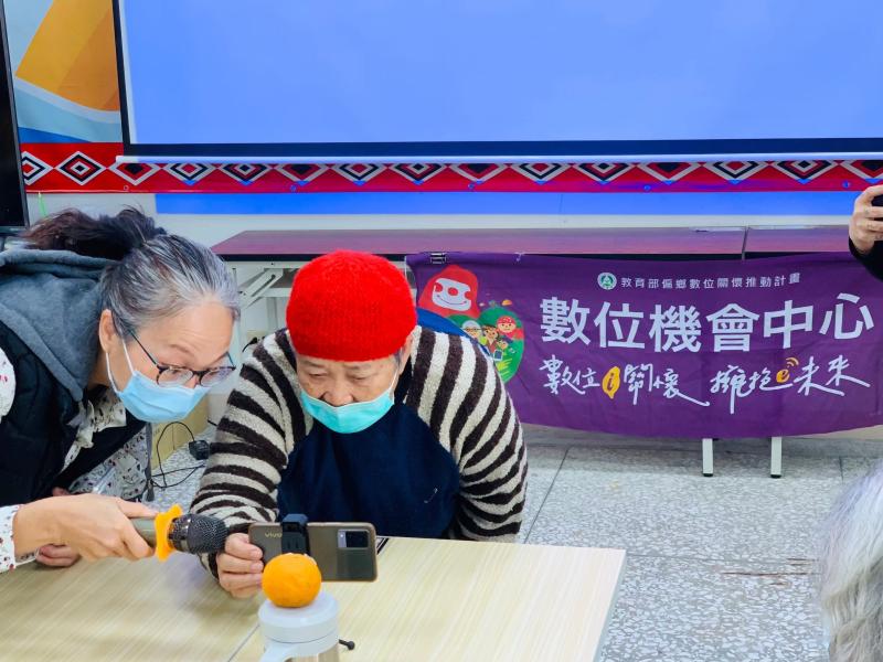 老師指導學員拍攝