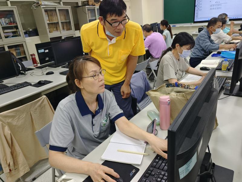 實作練習中，學員們彼此之間互相協助，共同學習及成長。