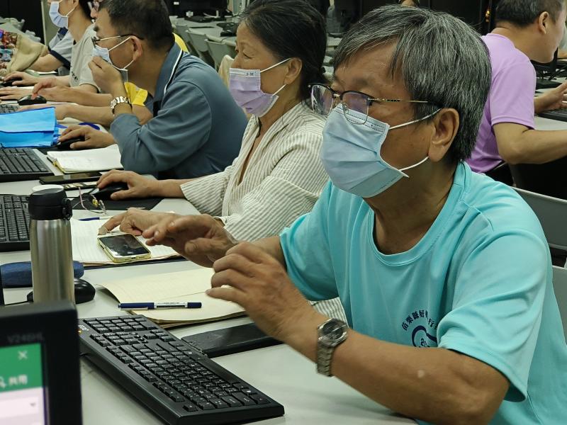 參與學員聚精會神，專心聆聽老師講解的操作步驟。