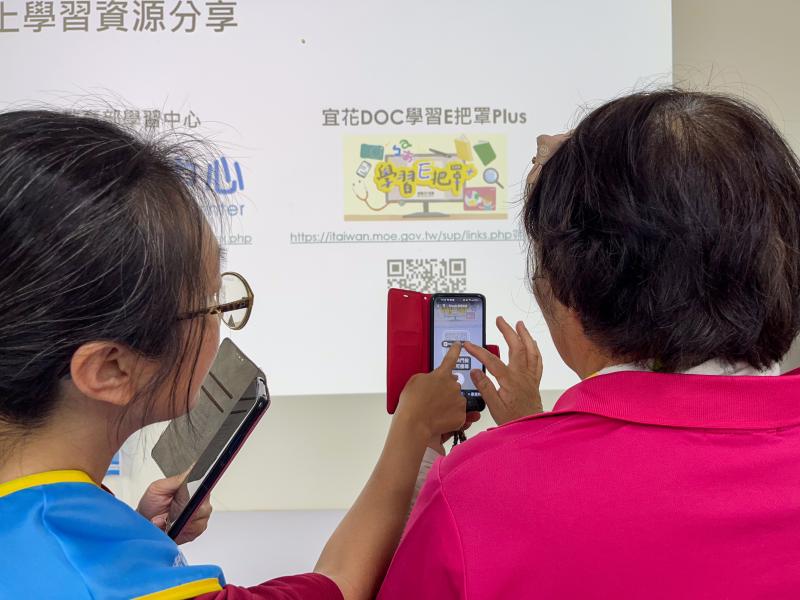 數位幫手協助學員完成線上學習E把罩+看影片答題