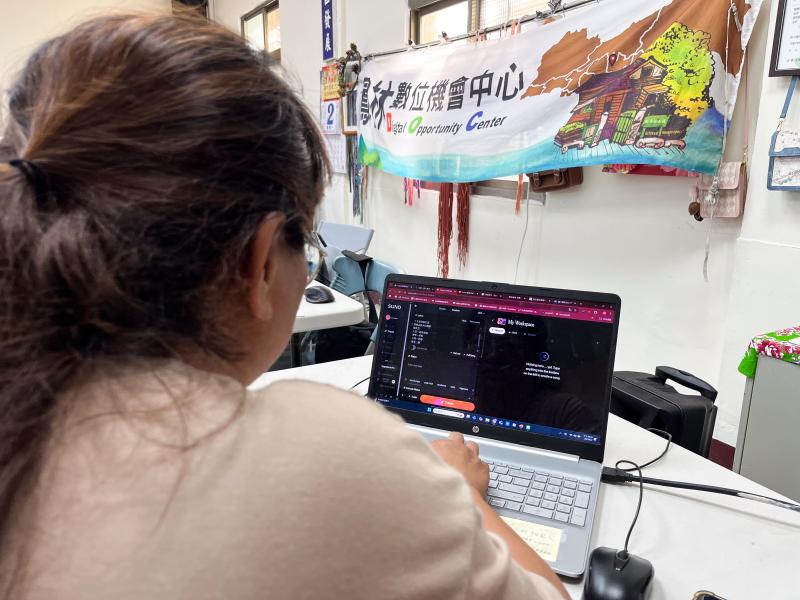 學員練習操作AI生成音樂的數位工具,並完成多首AI歌曲