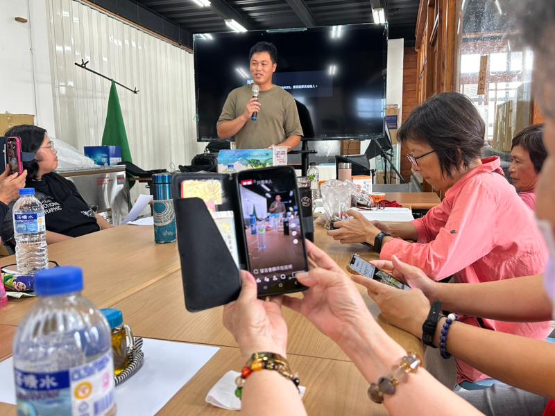 講師指導學員如何透過手機做直播，並邀請學員上台做示範