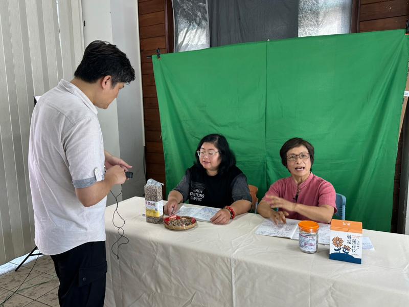 學員正在接受直播的指導練習