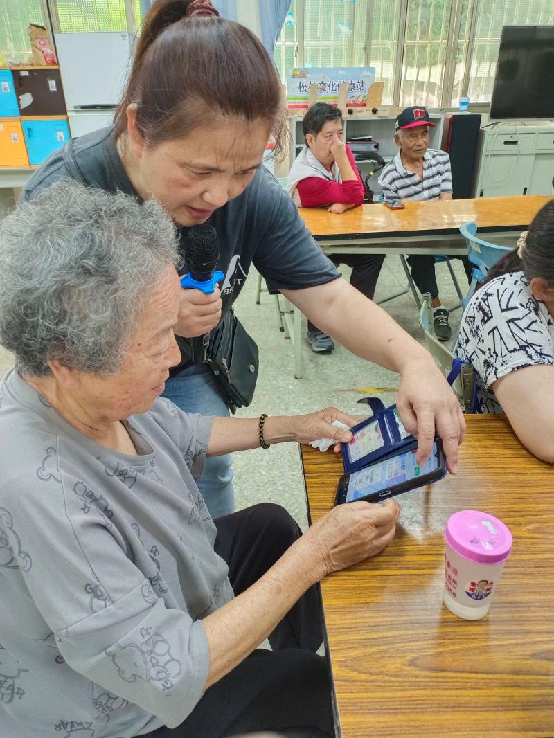 課程進行中，講師設計互助學習活動，安排年輕學員協助年長學員實作 LINE 照片傳送與儲存。透過代間協作，提升操作信心與學習成效，現場互動良好、氣氛熱絡。