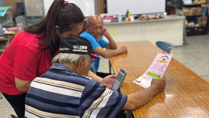 長輩們在文健站完成 LINE 照片教學課程，彼此陪伴、一步步學習，溫馨又充實的數位學習旅程畫下美好句點。