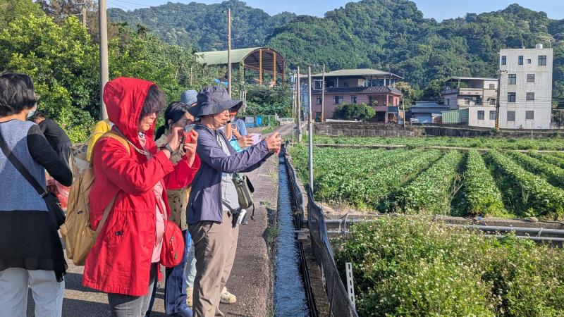講師帶領學員在外拍攝練習