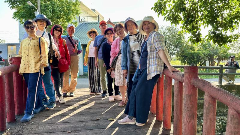 學員們一起在橋上大合照