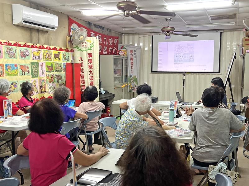 學員認真看著前方投影上的示範畫面