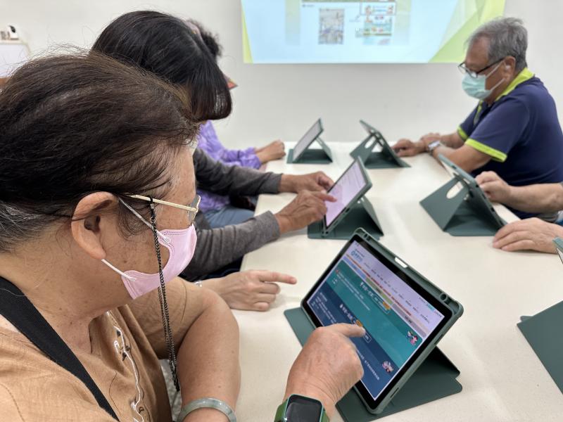 比誰點得快！阿姨超認真在找「學習一點通」，還一邊說：「這個平台怎麼這麼多課程？我想看烘焙的～」旁邊的阿伯也點得不輸人！長輩們都忍不住多滑幾下～原來線上學習也可以這麼有趣！