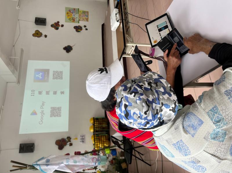 利用手機來下載110視訊報案App，而透過講師講解其功能後，長者能有進一步的提升知識及實際使用，為他們帶來更多方便。