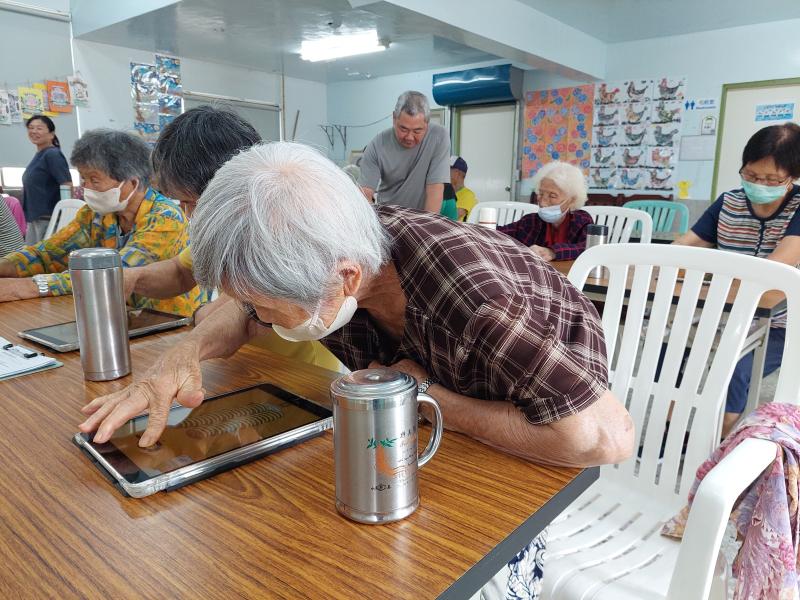 90歲阿嬤投入到全程都站立著的