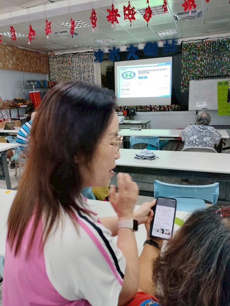 講師帶領學員下載「健保快易通」