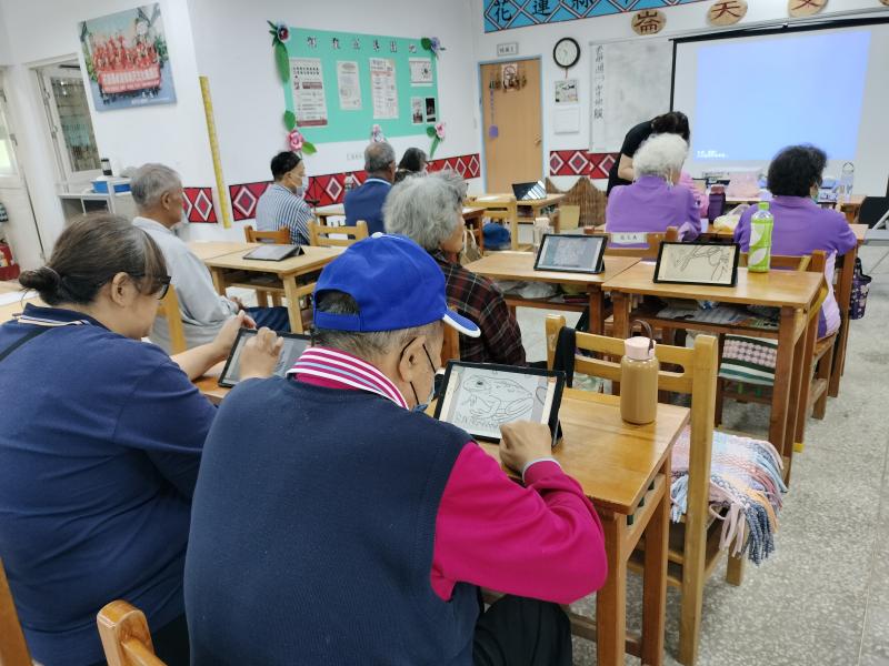 長者們上課時專注地使用平板繪圖