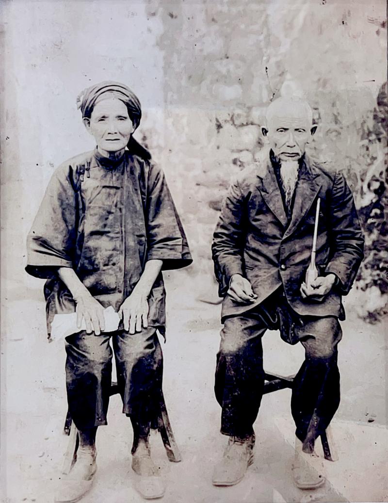 早期的百姓用煙斗抽煙草，拍攝地點車城樹寮村，拍攝時間民45年(照片提供：馮和菊女士)