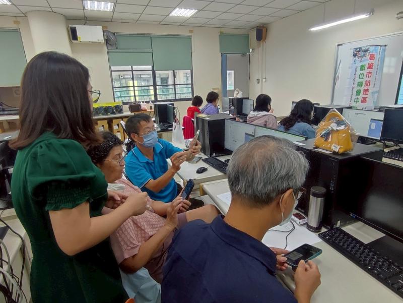 學員分組討論品牌特別簡介並設定LINE官方帳號