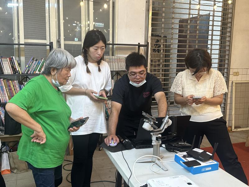 圍著老師發問手機上操作技巧及問題所在.