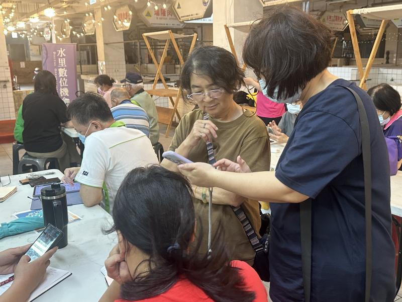 老師帶來多位草屯形象商圈會員指導現場學員下載APP.