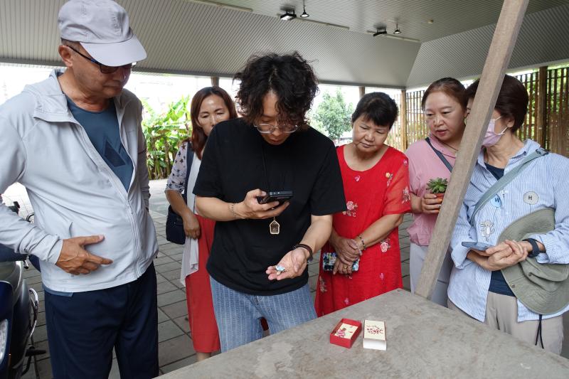 學員練習在鏡頭前表達，從靈感到腳本，打造個人風格的開箱影片