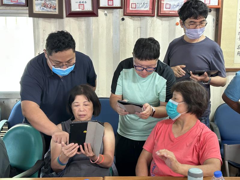 老師與合作夥伴單位一起排解學員手機訊息停滯，修改網路堵滯方法.