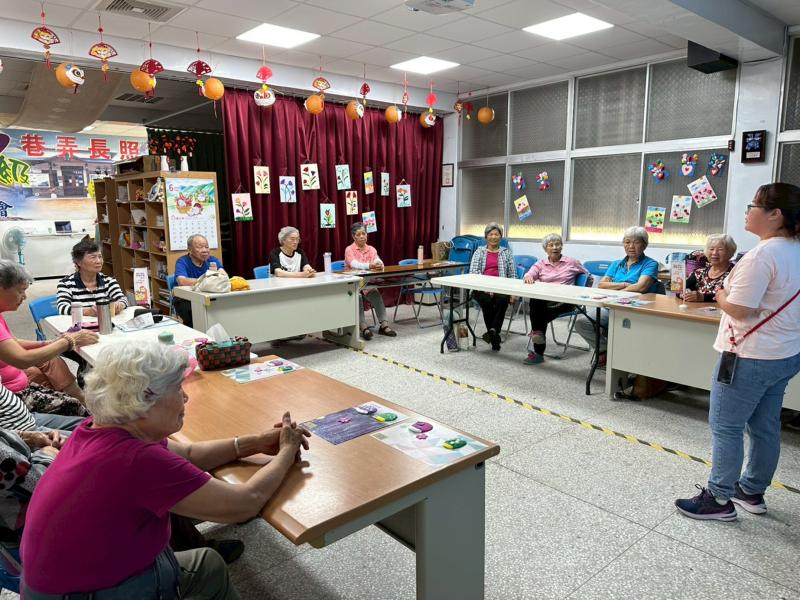 講師正在講解何謂綠色收據，以及指導學員操作