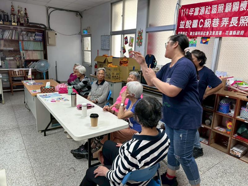 學員於課程時，舉手並且有禮貌的向講師尋求問題答案