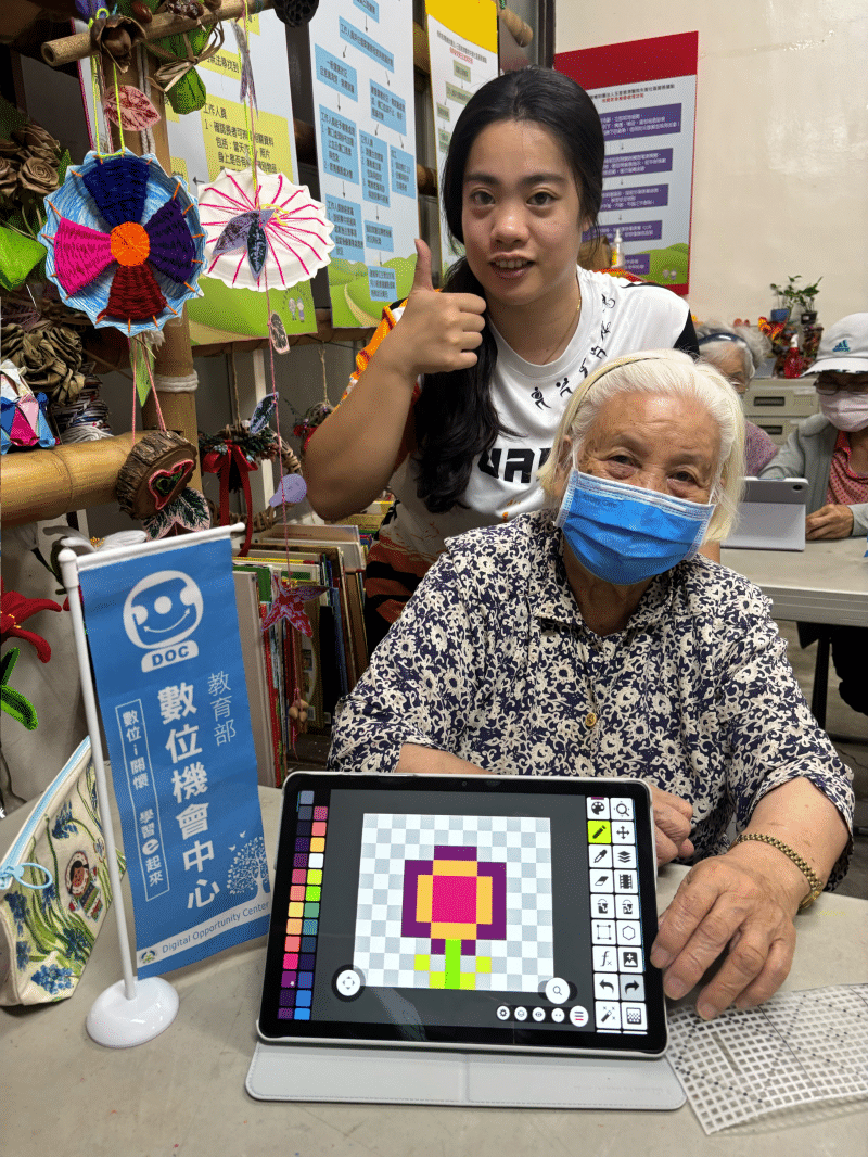 數位小幫手和長者一起起透過平板操作完成圖案