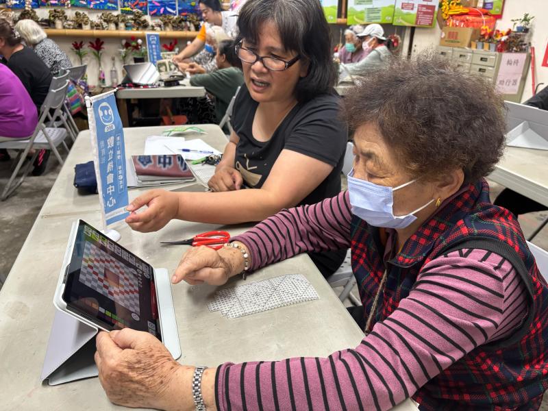 數位小幫手協助長者下載APP並操作