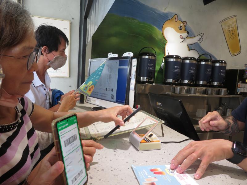 學員實際用電子支付購買東西