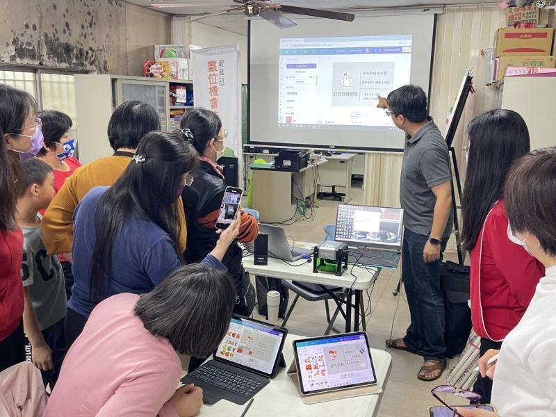 學員非常認真地聽解老師的解說