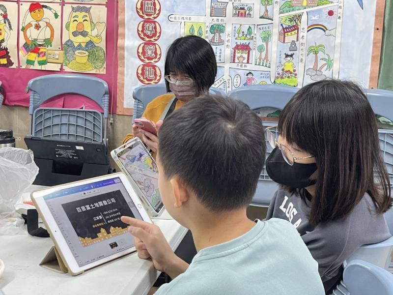 母子檔專心地運用canva設計名片情形