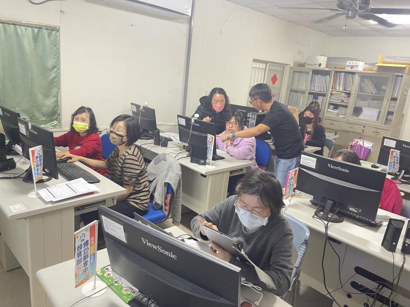 學員操作遇有問題踴躍請教老師情形