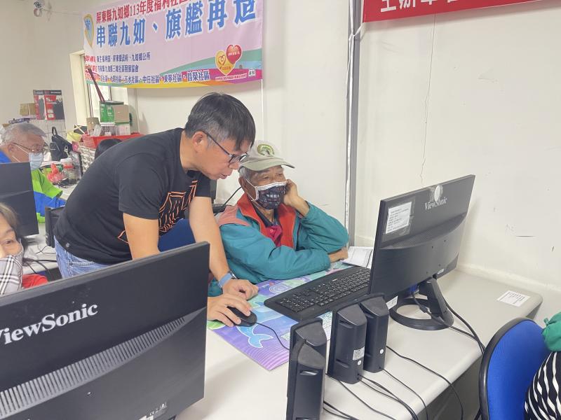 老師遇到學員不懂情形，耐心指導學員，期望每位學員回家都能自行操作製作表格分析。