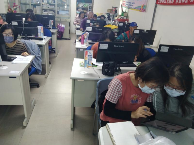 學員非常認真學習及練習操作情形