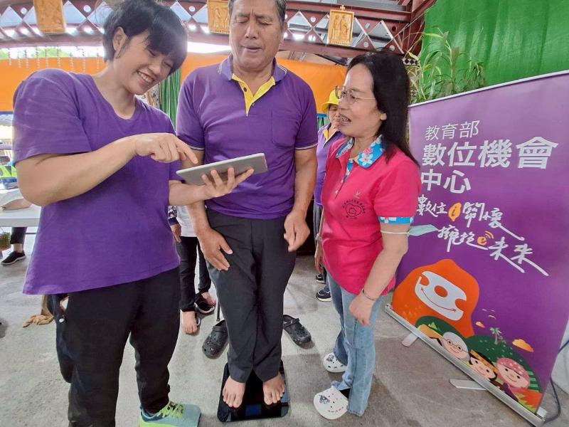 講師和小幫手協助長者體驗健康相關設備