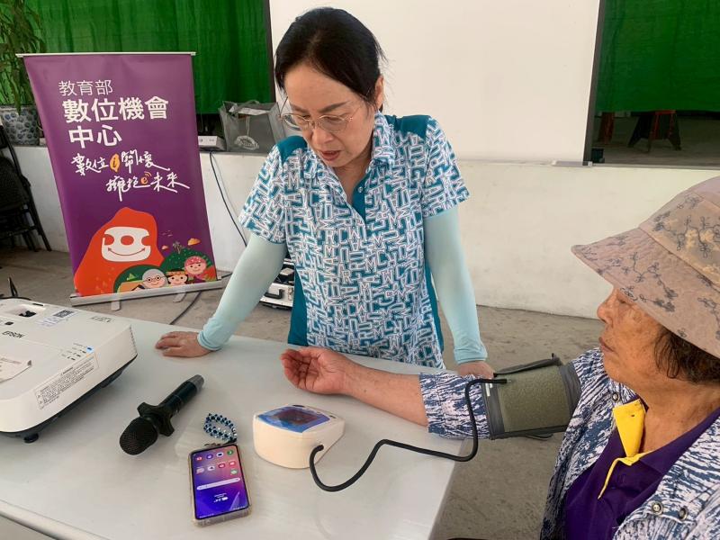 講師幫學員梁透過設備量血壓