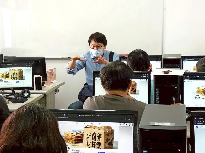 講師透過社群行銷的實際案例進行講解，深入淺出的與學員分享行銷操作的關鍵技巧與實戰經驗。