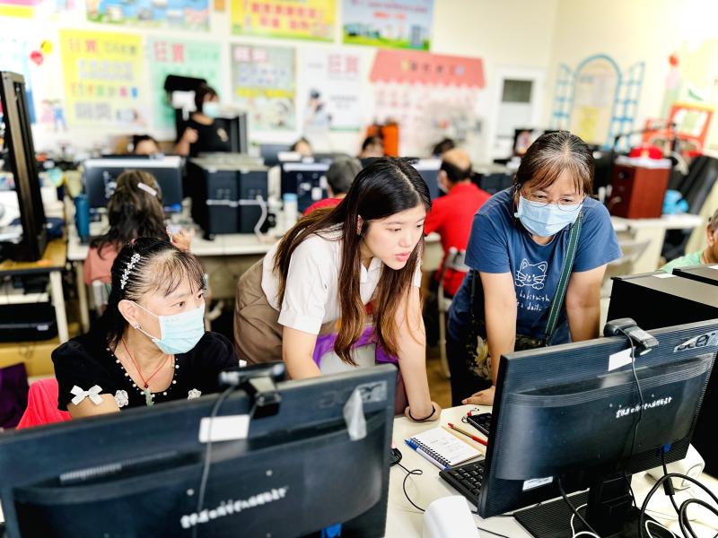 課程內容不僅僅是理論介紹，老師也現場演示如何操作線上AI工具，讓學員更清楚了解每一個步驟和技巧。每當學員在操作過程中遇到困難時，老師總是耐心地了解問題根源，並給予具體、簡單的解決方案。現場氣氛活躍大家互相討論和即時提問，讓學員們不僅掌握了A