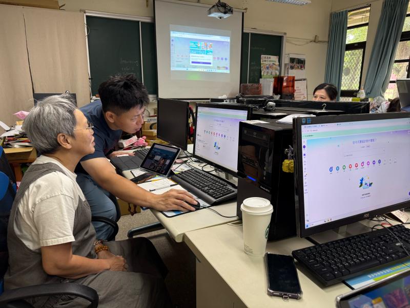 老師個別指導學員操作