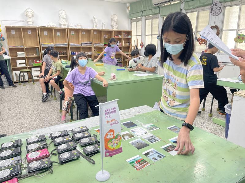 孩子選好自己拍的照片