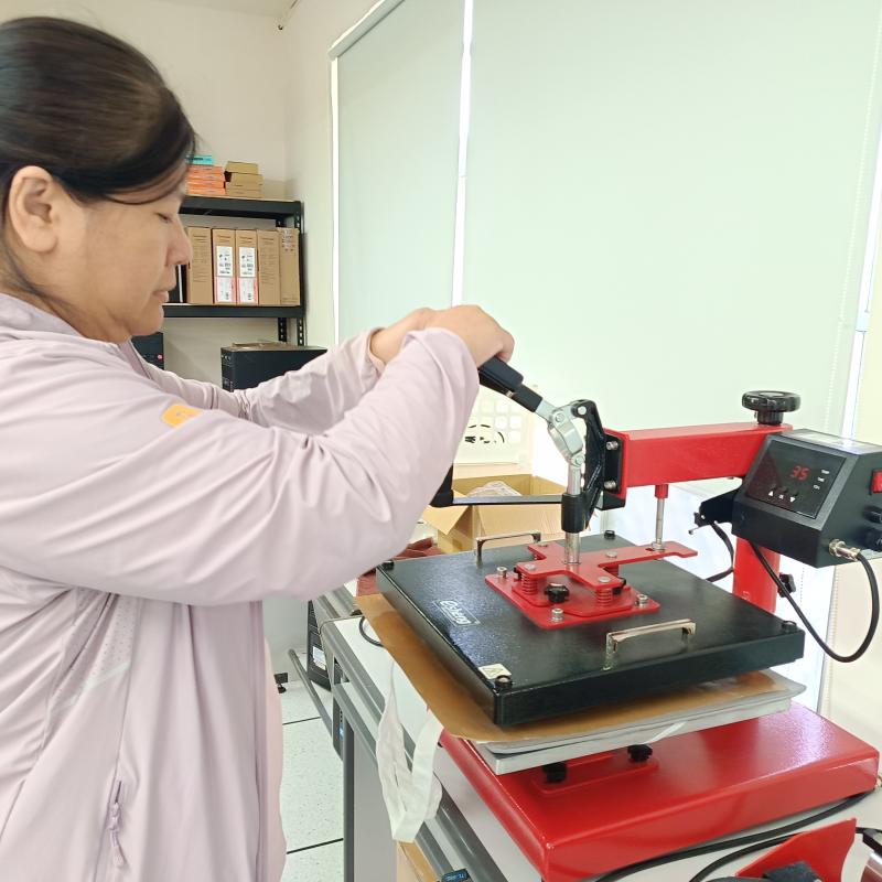 學員學習操作熱轉印機