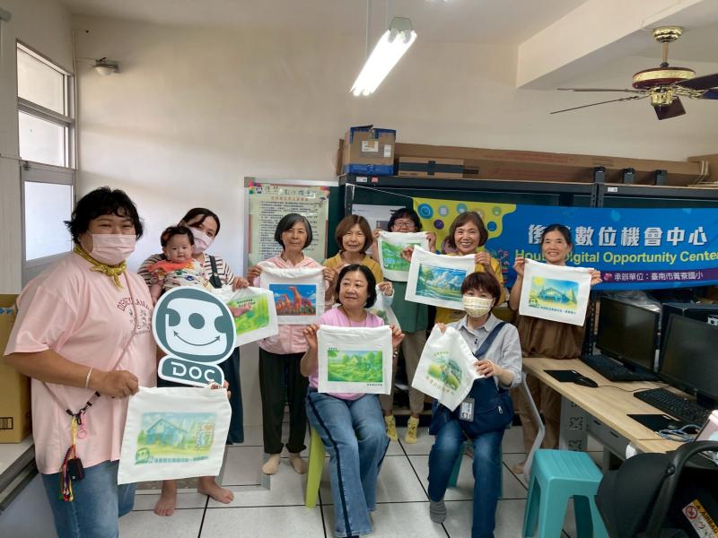 學員們開心秀出獨特圖案的手提袋