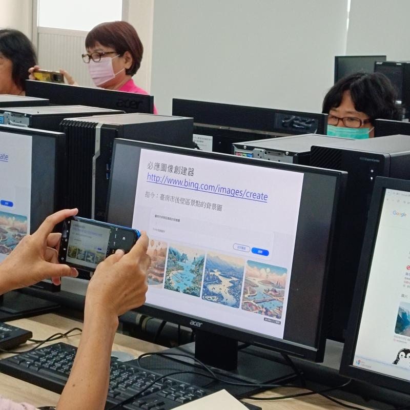 學員使用google找尋適合的圖案