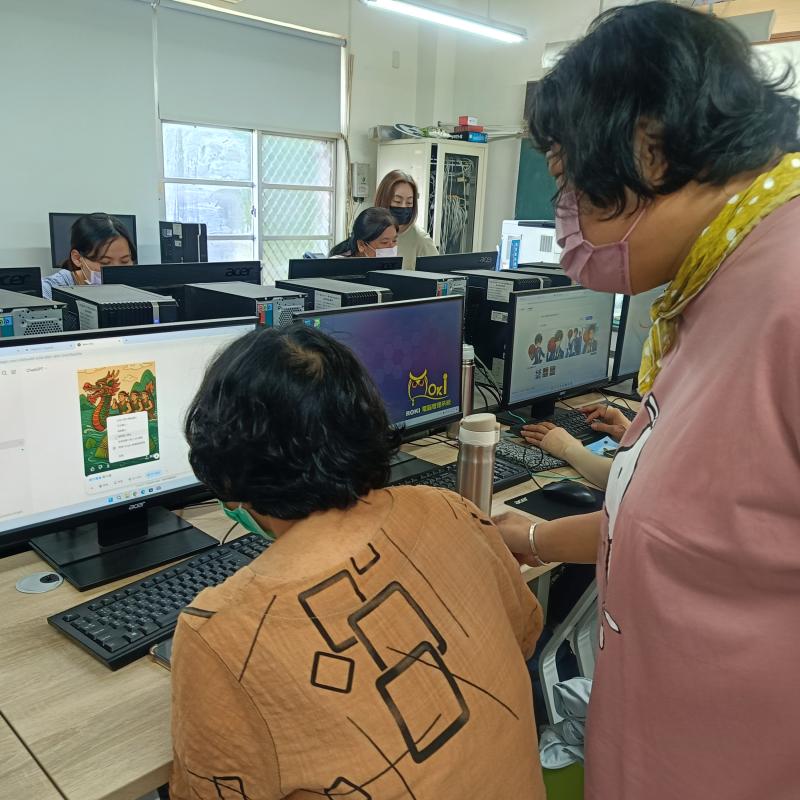 老師和學員討論選擇圖案