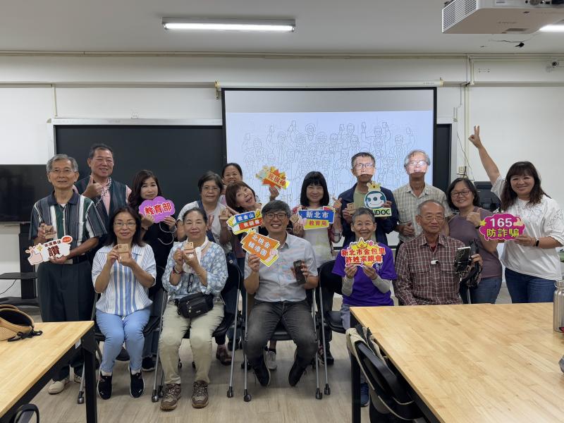 課程結束後，學員們看到自己的雷雕作品都很開心，並拿著作品合照留念。