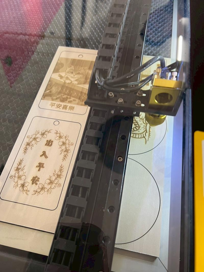 看著設計在木頭上一筆一筆被雕刻出來，整個過程療癒又震撼！